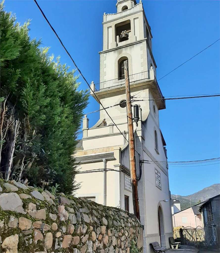 Iglesia Santiago Apóstol en Petín