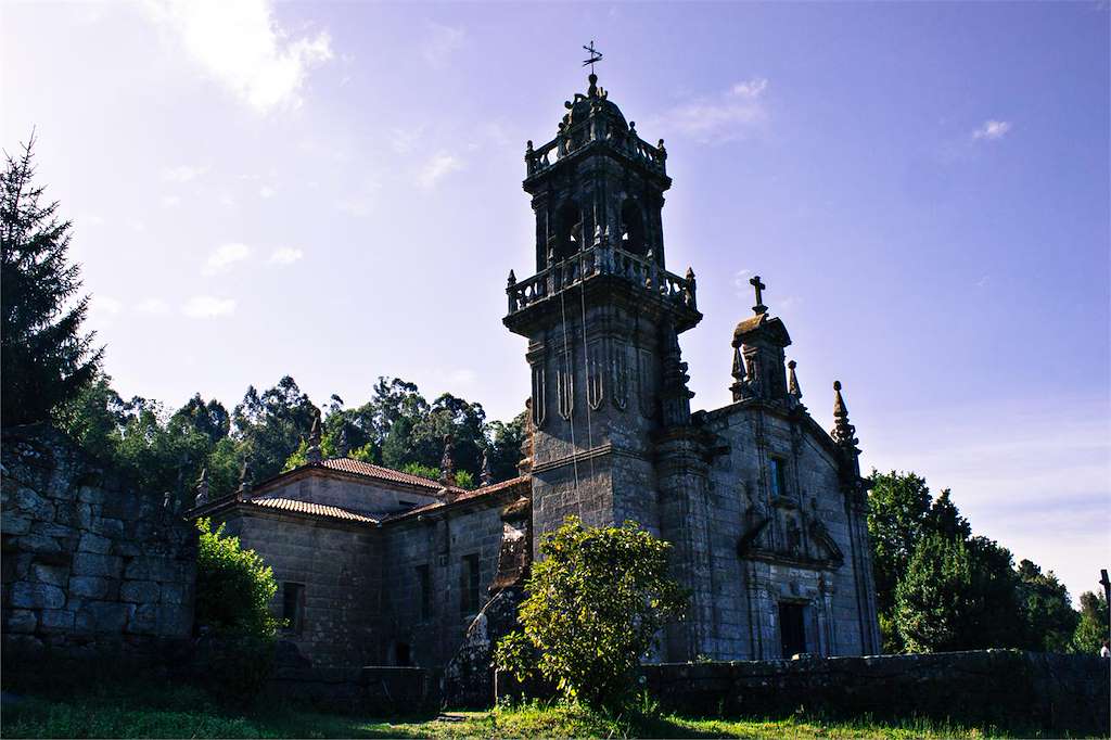 Iglesia y Casa Rectoral de Barcia de Mera en Covelo