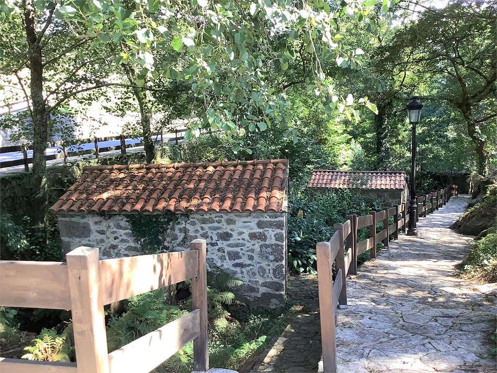 Molinos y Área Recreativa de San Adrián de Toba en Cee