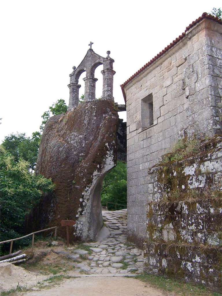 Monasterio de San Pedro de Rocas en Esgos