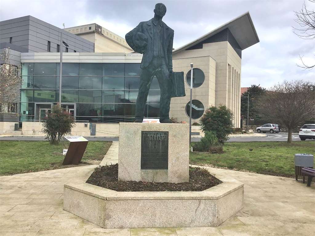 Monumento a la Emigración en Vimianzo