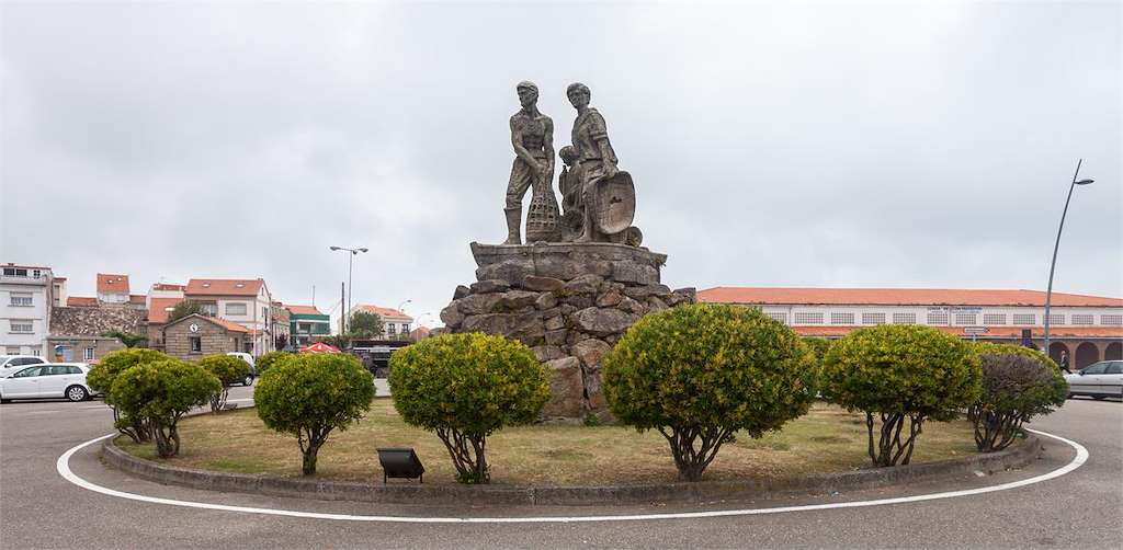 Monumento a la Familia Mariscadora en O Grove