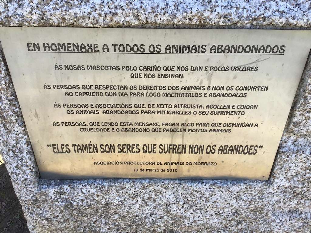 Monumento a los Animales Abandonados en Moaña