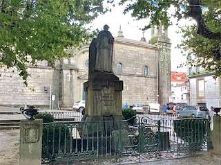 Monumento a Rosalía de Castro