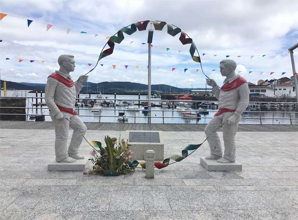 Monumento da Danza de Arcos en Camariñas