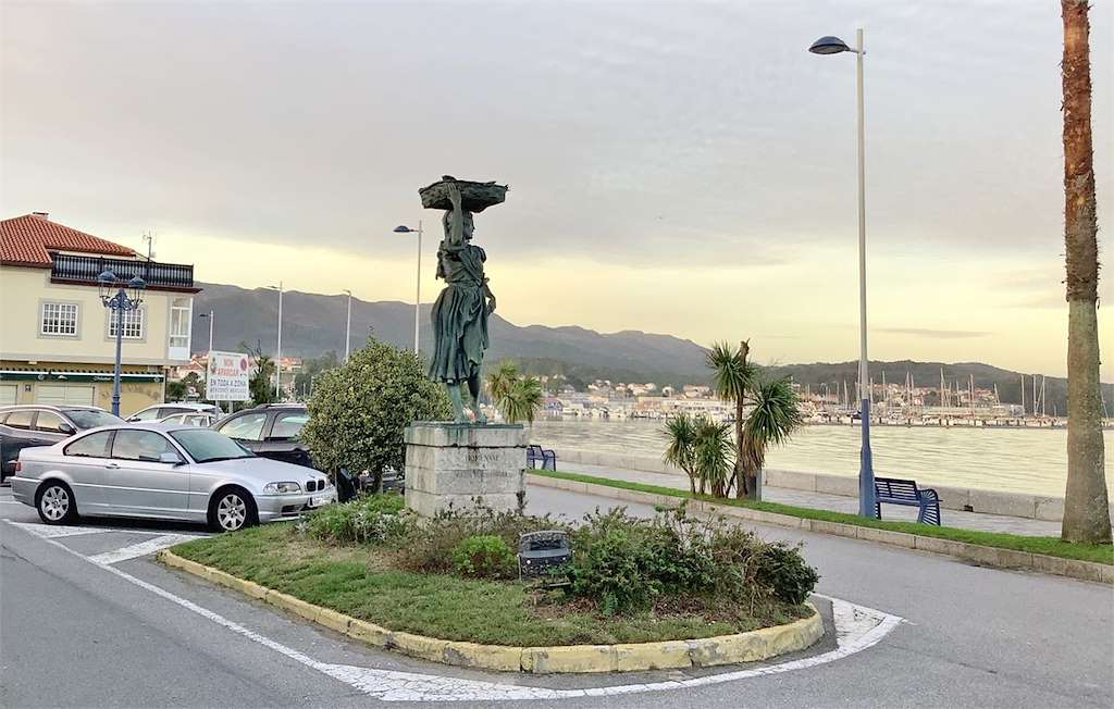 Monumento Homenaxe a Muller Traballadora en A Pobra do Caramiñal