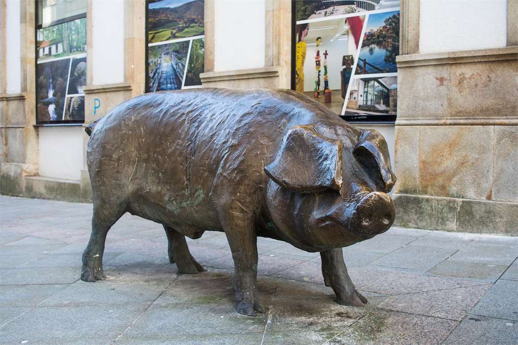 Monumento o Porco en Lalín
