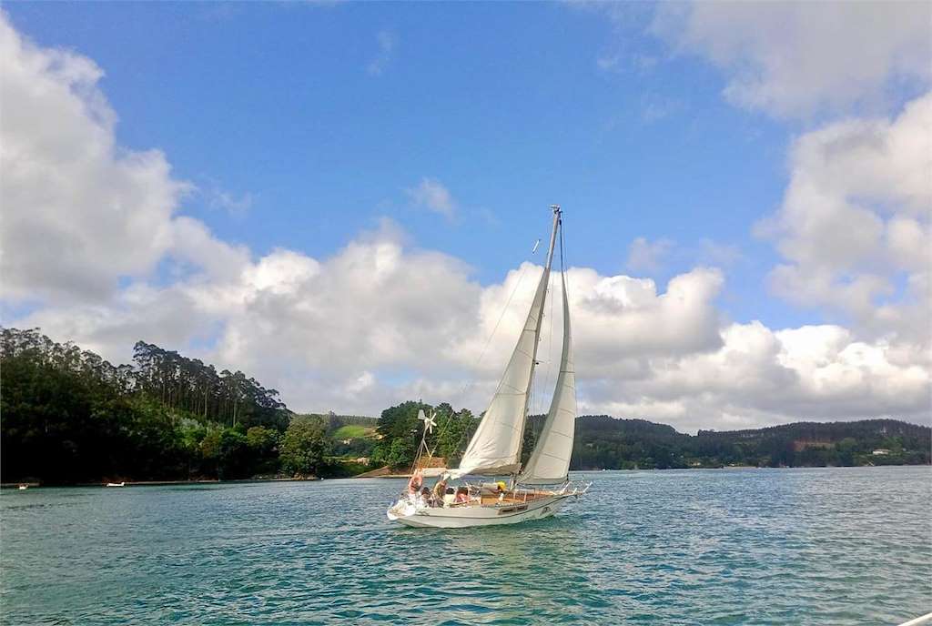 Paseos en Velero Queres Vela en Cariño
