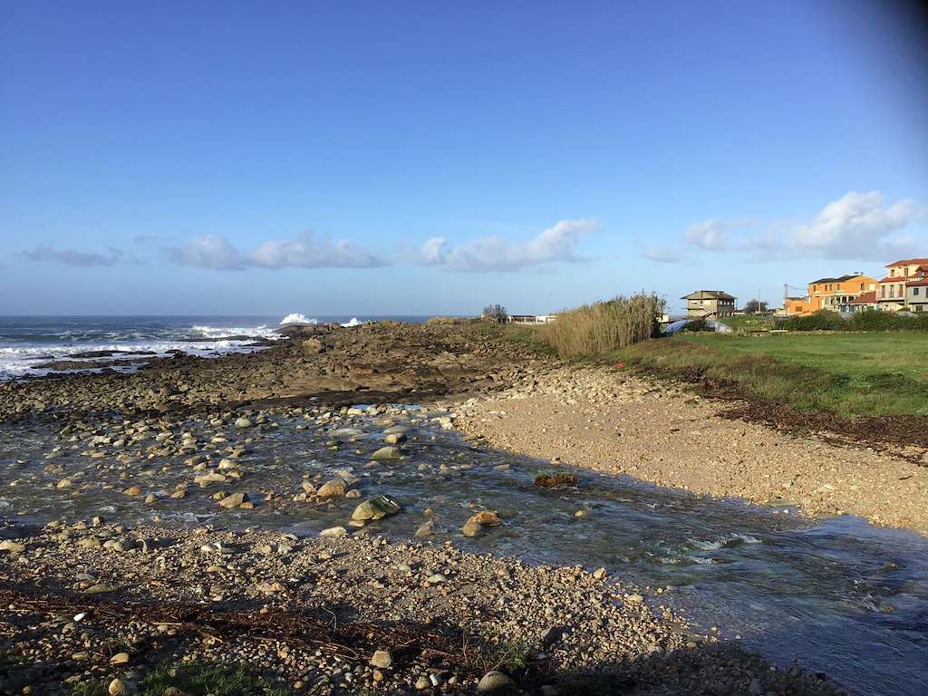 Playa de Mougás en Oia