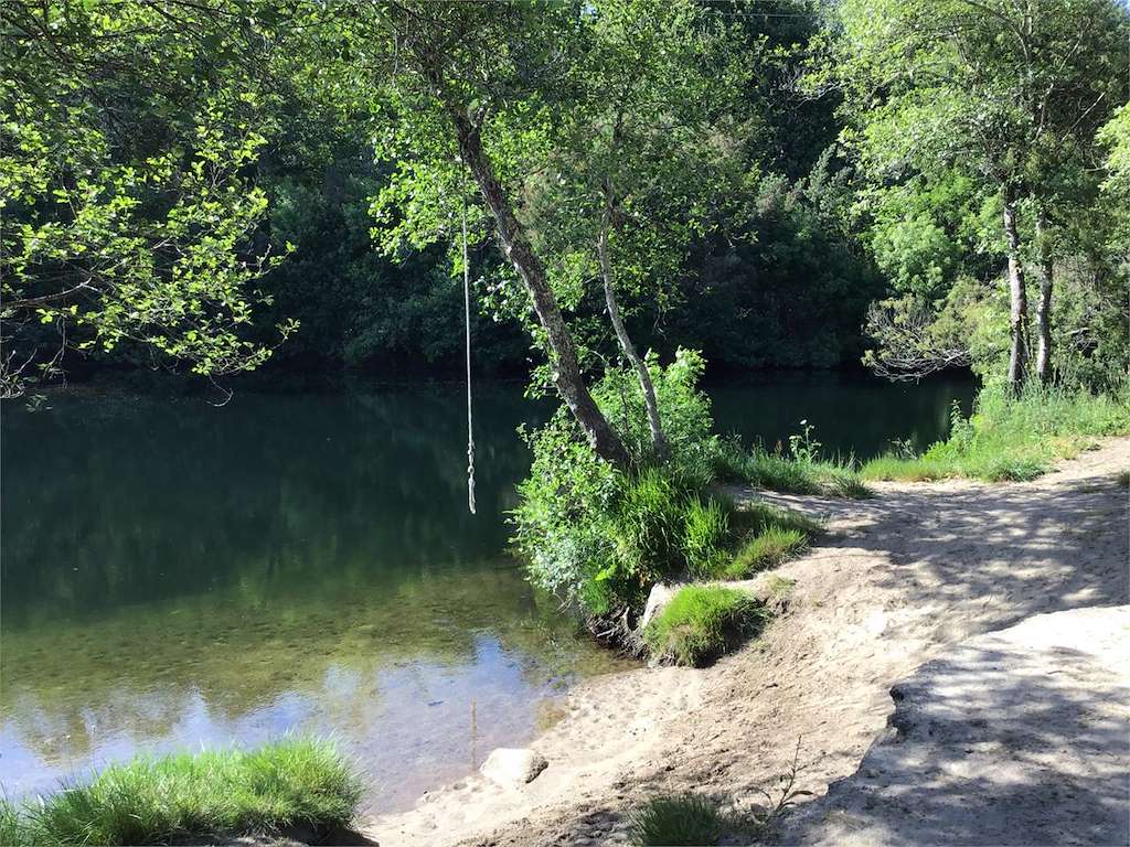 Playa Fluvial y Área Recreativa de Calvelo en Cerdedo-Cotobade