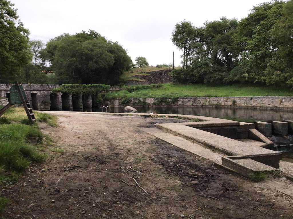 Playa Fluvial y Área Recreativa de Pozo Negro en Cerdedo-Cotobade