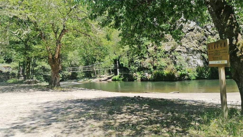 Playa Fluvial y Puente Colgante A Pena do Inferno en A Fonsagrada