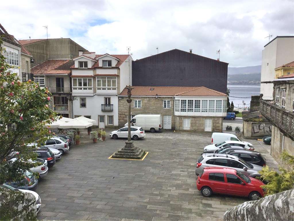 Plaza de Rafael Dieste y Pazo de Martelo en Rianxo