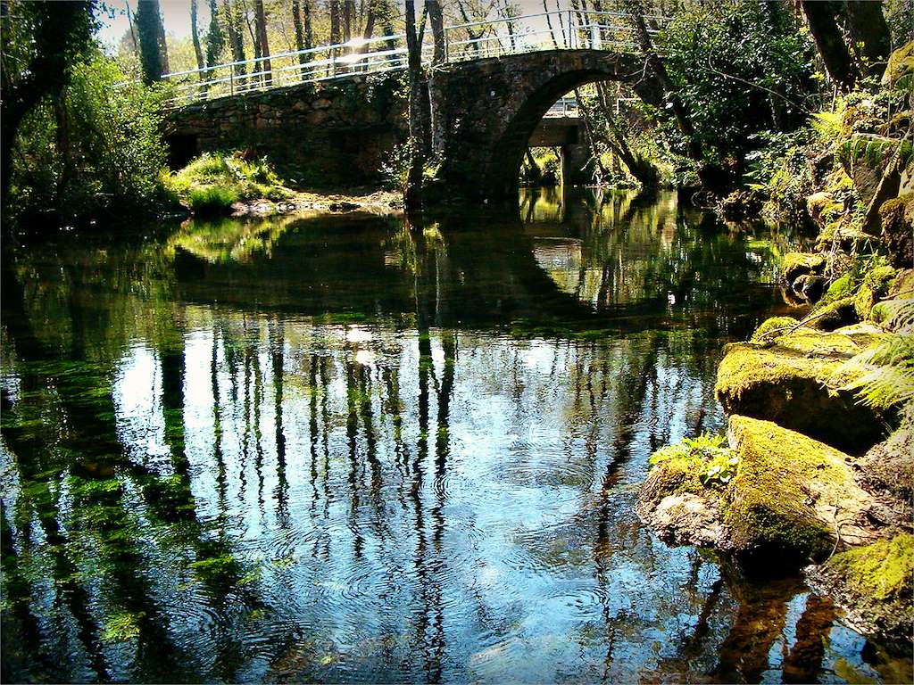 Puente Sobre Río Belelle en Fene