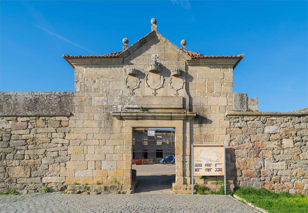 Puerta de la Oliva y Capilla de la Virgen de la Oliva en Salvaterra do Miño