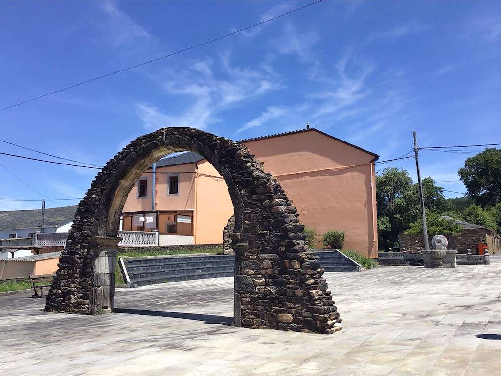 Restos de la Iglesia de Santa María de Cabreiros en Xermade
