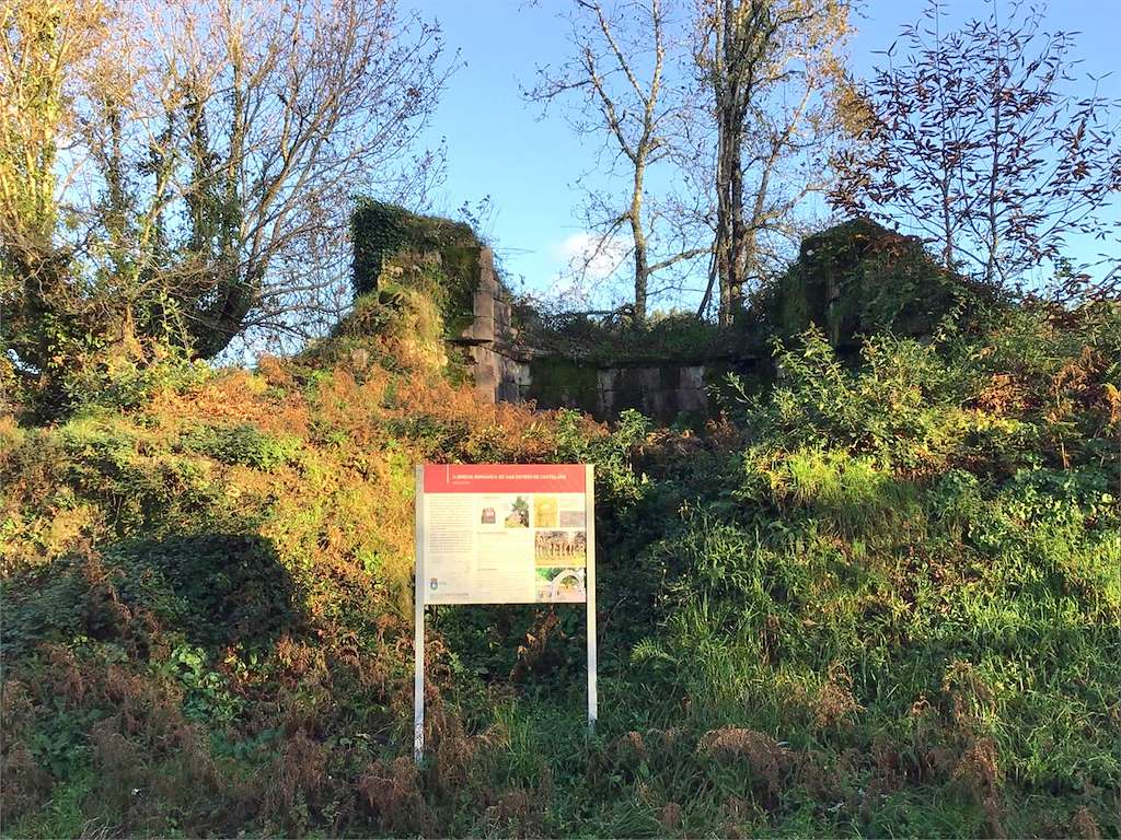Ruina Iglesia Románica de Santo Estevo de Casteláns en Covelo