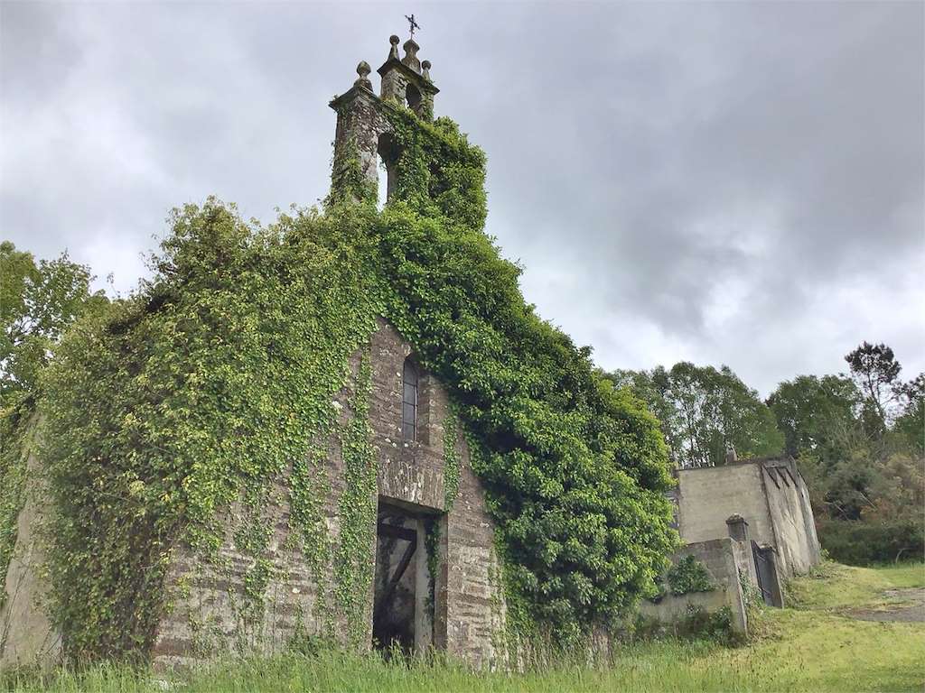 Ruínas de la Iglesia de San Xillao de Ferreiravella en Riotorto