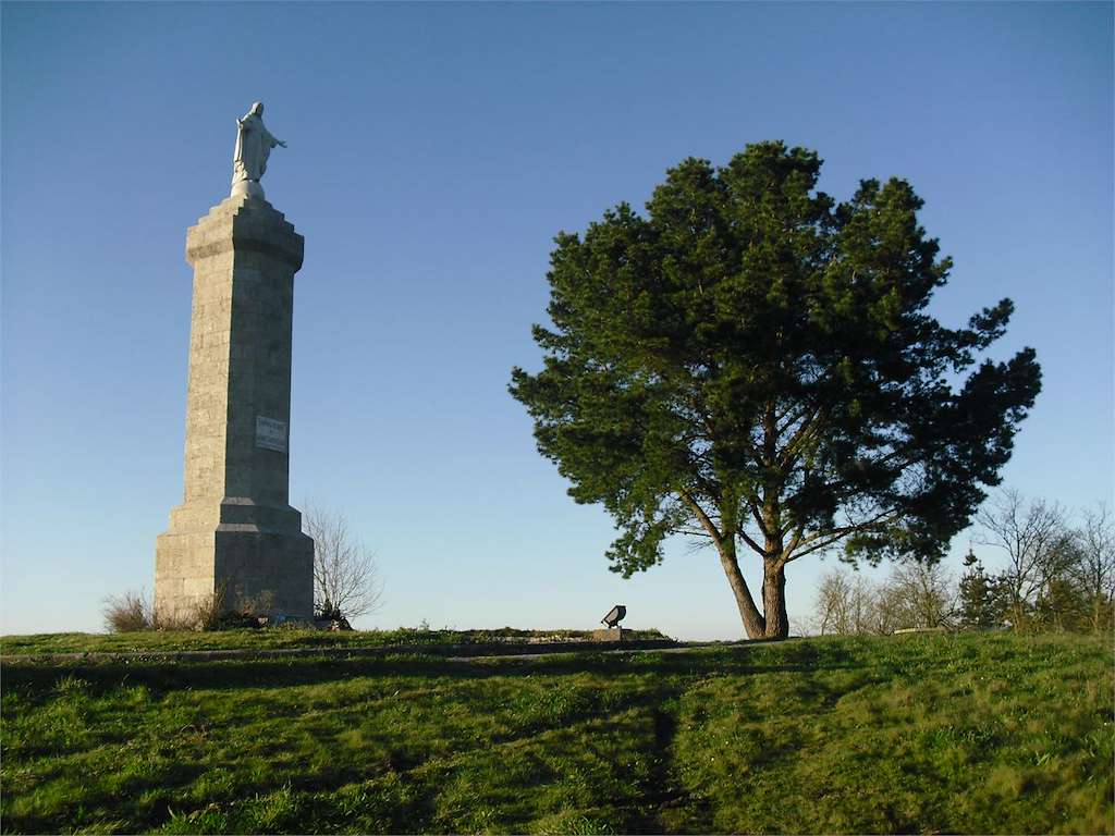 Santa Locaia Monumento Sagrado Corazón en Castro de Rei