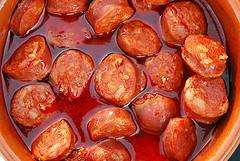 Plato típico de chourizo ao viño con cachelos y orella cocida en Ortoño