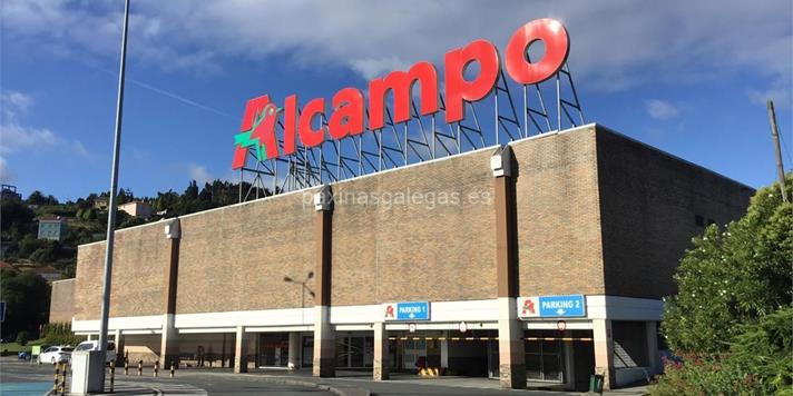 Alunizaje con dos coches en el  centro comercial Alcampo de Palavea para llevarse a rastras la caja 