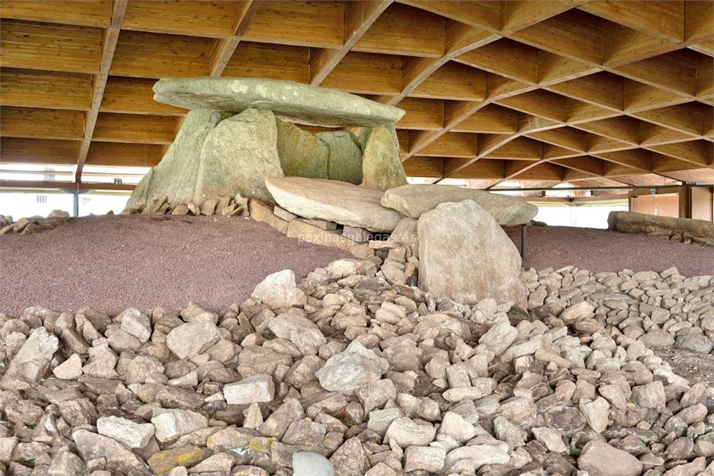 imagen principal Centro Arqueolóxico Dolmen de Dombate