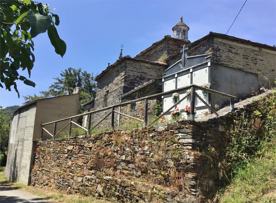 Parroquia y Cementerio de Santa María de Cabanela en Navia