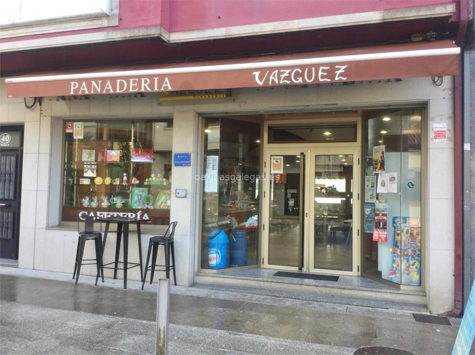 Comer en Panadería Vázquez II